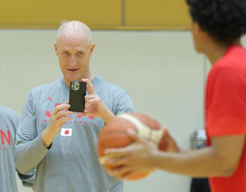 　スマートフォンを手にする日本代表のトム・ホーバス監督（撮影・吉澤敬太）