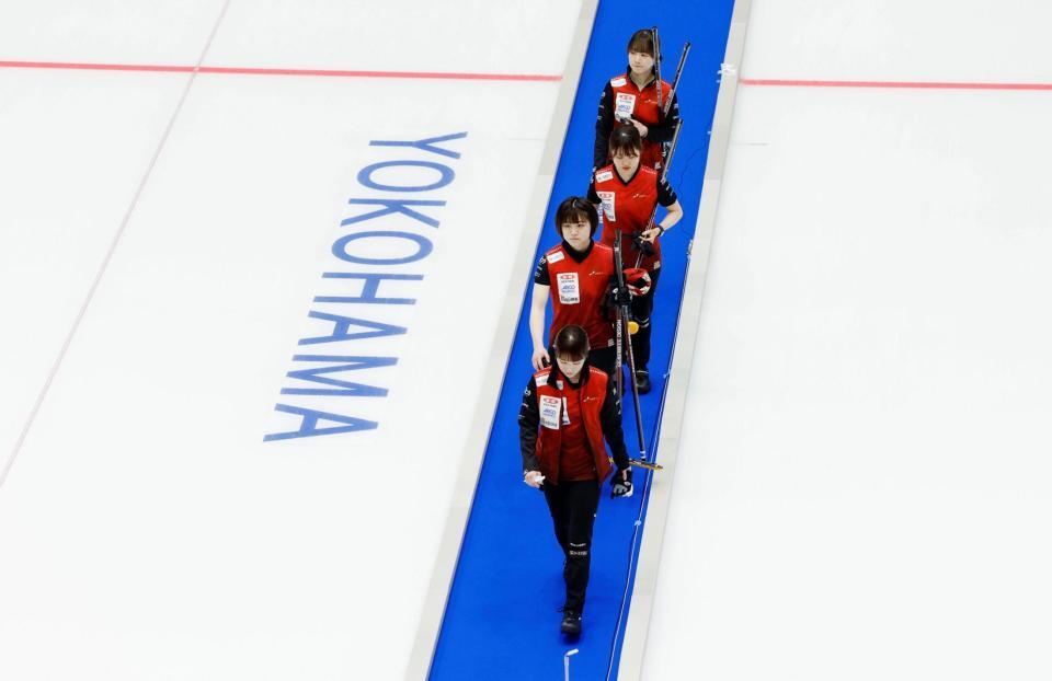 　ロコ・ソラーレ戦で敗れ、引き揚げる中部電力の選手たち