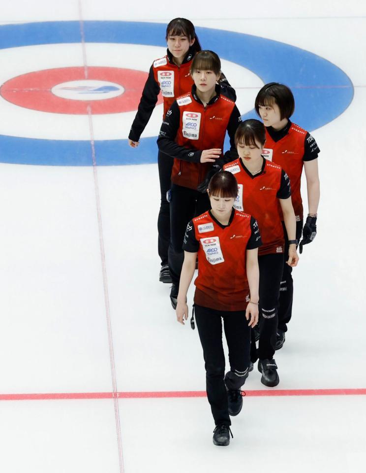 　ロコ・ソラーレ戦で敗れ、肩を落とす中部電力の選手たち