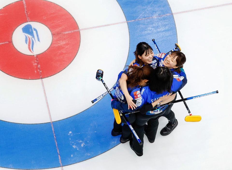 　中部電力戦で勝利し、抱き合って喜ぶロコ・ソラーレの選手たち