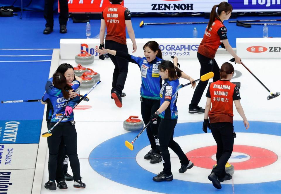 　中部電力戦で勝利し、抱き合って喜ぶ藤沢らロコ・ソラーレの選手たち