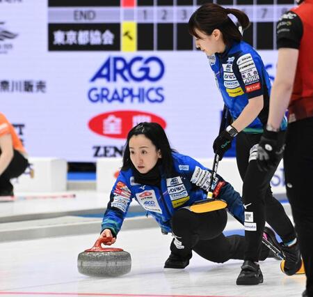 　ストーンを投げるロコ・ソラーレの藤沢（撮影・持木克友）