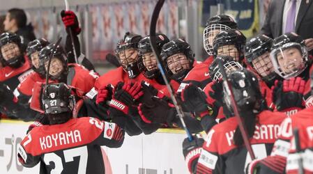 　第２ピリオド、チーム４点目のゴールを決めた小山（手前左）を笑顔でタッチを交わす選手たち