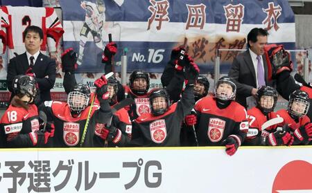 　第３ピリオド、関のチーム７点目のゴールに沸く日本ベンチ。後方左は飯塚監督