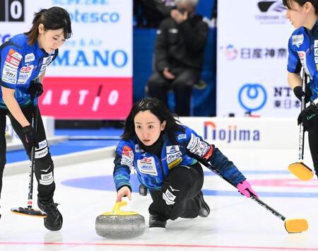 　ストーンを投げるロコ・ソラーレの藤沢五月（撮影・持木克友）