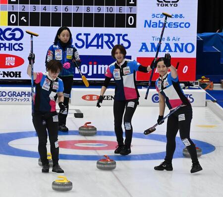 　ストーンをうまく配置し喜ぶフォルティウス・吉村紗也香（左から３人目）らメンバー（撮影・持木克友）