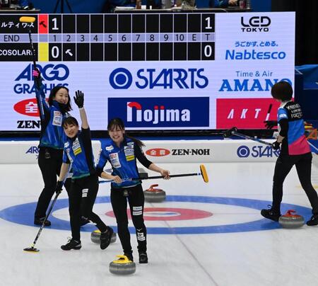 　作戦がうまくいき喜ぶロコ・ソラーレの（左から）藤沢五月、鈴木夕湖、吉田知那美（撮影・持木克友）