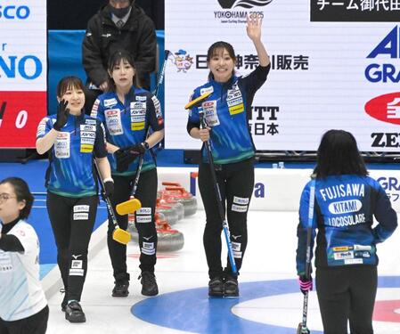 　藤沢五月を笑顔で出迎えるロコ・ソラーレの（左から）鈴木夕湖、吉田夕梨花、吉田知那美（撮影・持木克友）