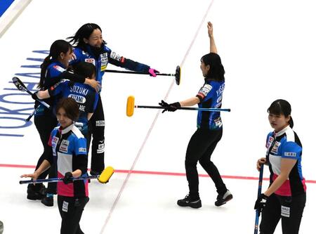 　逆転勝利に大喜びのロコ・ソラーレのメンバー（撮影・持木克友）