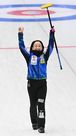 　第３エンド、１点を返すショットが決まり、笑顔で万歳するロコ・ソラーレの藤沢五月（撮影・持木克友）