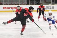 　第１ピリオド、先制ゴールを決める伊藤