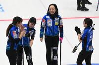 　１点を返すショットを決めた藤沢五月の所に集まるロコ・ソラーレのメンバー（左から）吉田知那美、吉田夕梨花、藤沢五月、鈴木夕湖（撮影・持木克友）