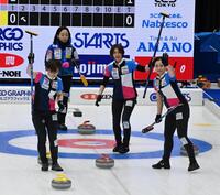 　ストーンをうまく配置し喜ぶフォルティウス・吉村紗也香（左から３人目）らメンバー（撮影・持木克友）