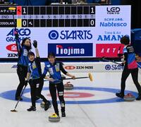 　作戦がうまくいき喜ぶロコ・ソラーレの（左から）藤沢五月、鈴木夕湖、吉田知那美（撮影・持木克友）