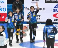 　藤沢五月を笑顔で出迎えるロコ・ソラーレの（左から）鈴木夕湖、吉田夕梨花、吉田知那美（撮影・持木克友）