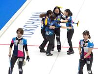 　逆転勝利に抱き合って喜ぶロコ・ソラーレのメンバー（撮影・持木克友）