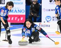 　ストーンを投げるロコ・ソラーレの藤沢五月（撮影・持木克友）