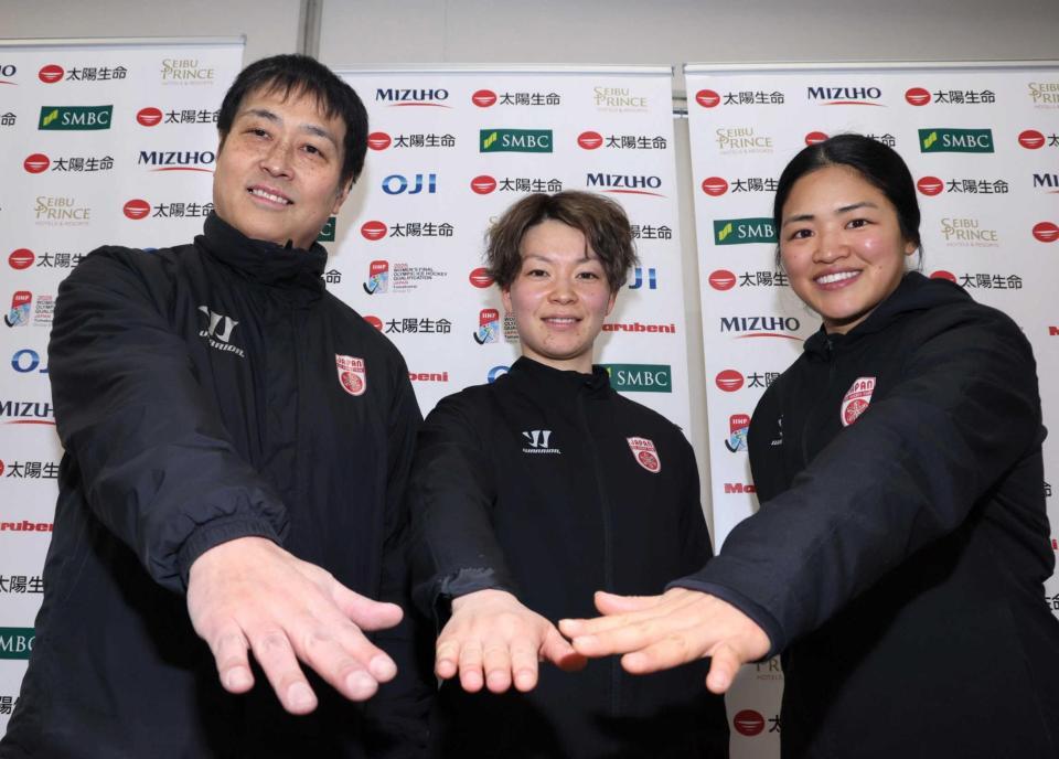 　前日会見で意気込む（左から）飯塚祐司監督、小池詩織、細山田茜　※※　＝ｎｅｐｉａアイスアリーナ