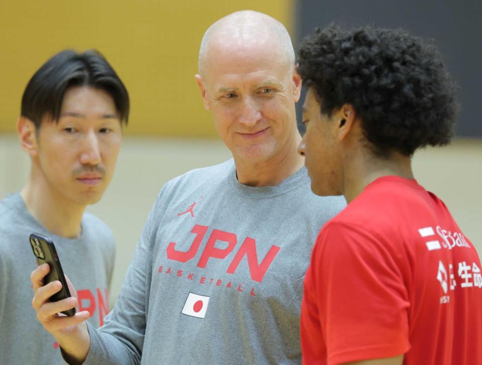 　練習中に選手にシュートの姿を撮影した動画を見せる男子バスケット日本代表のトム・ホーバス監督（中央）＝撮影・吉澤敬太