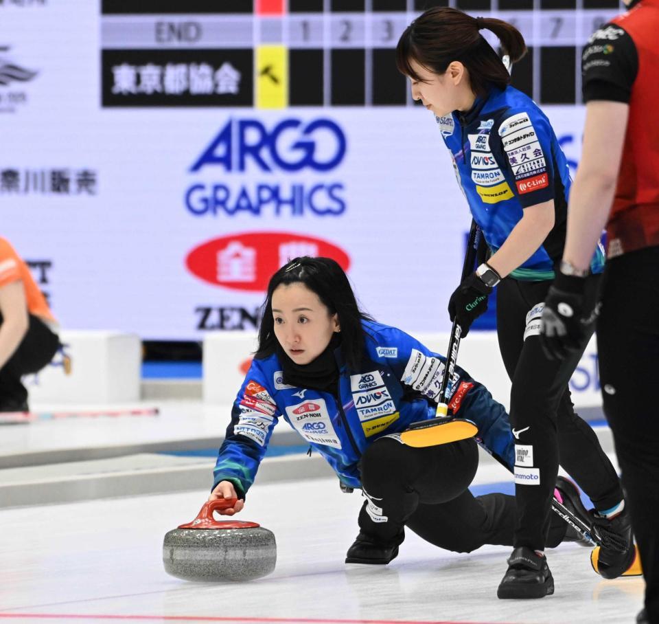 　ストーンを投げるロコ・ソラーレの藤沢（撮影・持木克友）