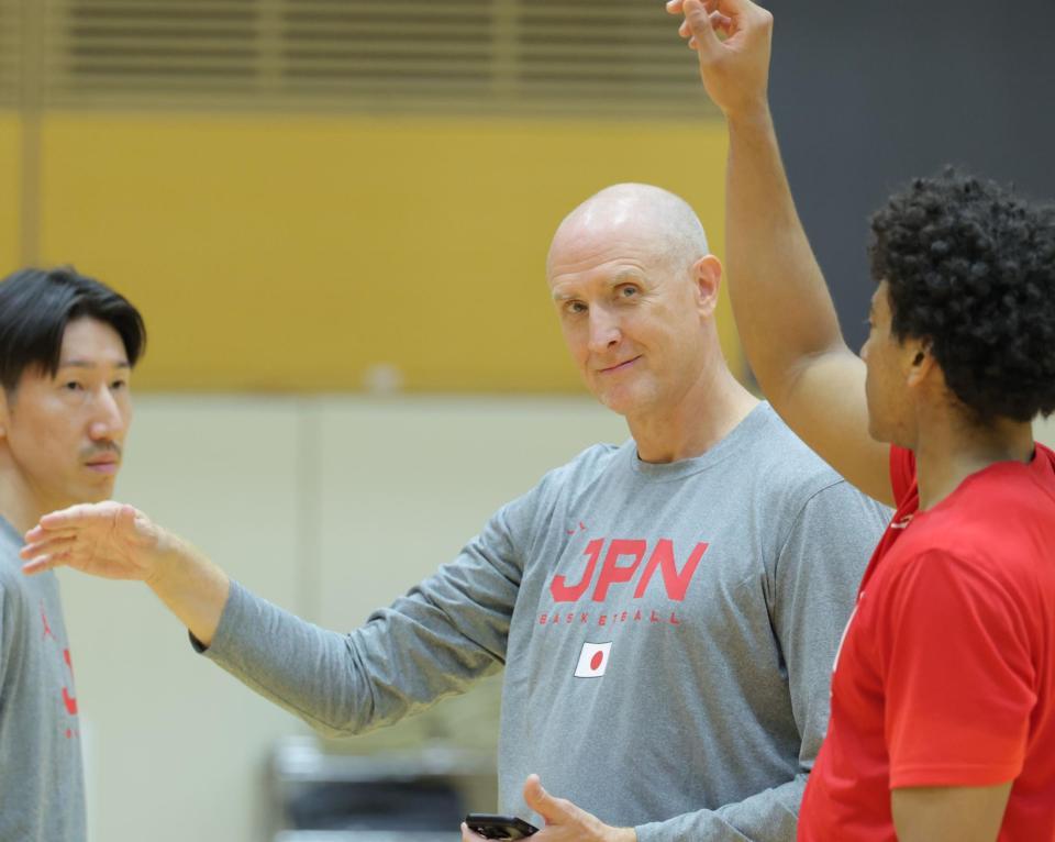 　選手にシュートの指導をする日本代表のトム・ホーバス監督＝５日
