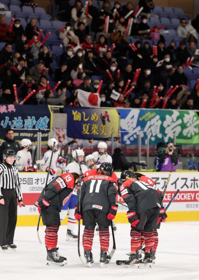 　第３ピリオド、関のチーム７点目のゴールに、お辞儀のパフォーマンスで喜ぶ選手たち