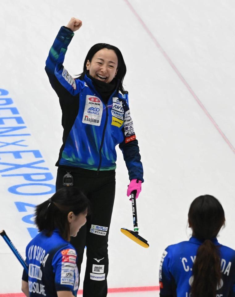 　第３エンド、１点を返すショットを放ち笑顔でガッツポーズするロコ・ソラーレの藤沢五月（撮影・持木克友）