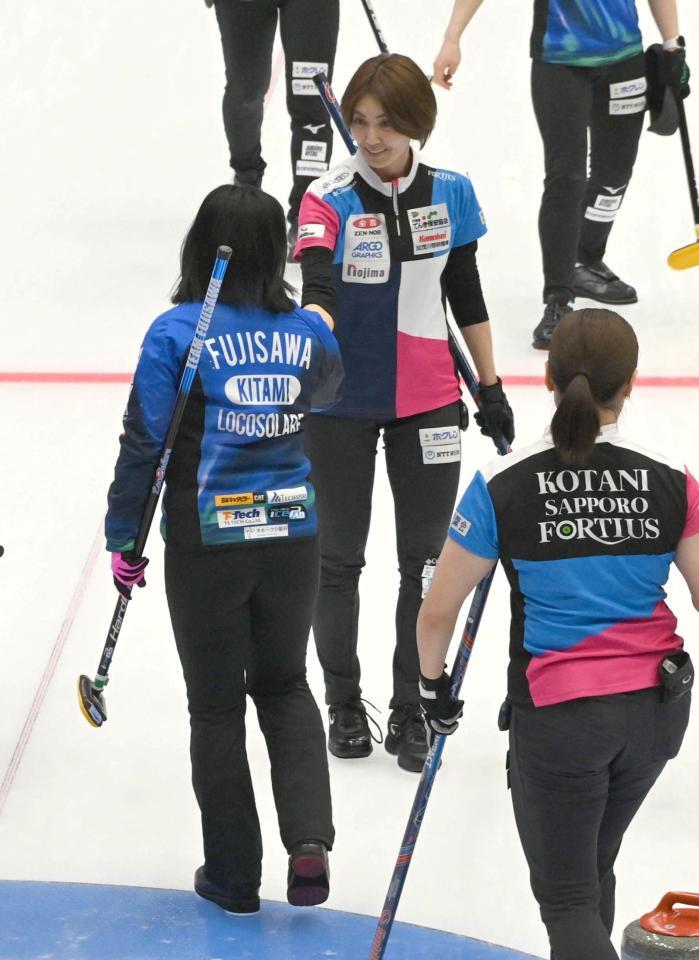 　試合が終わり、ロコ・ソラーレの藤沢五月と握手を交わすフォルティウス・吉村紗也香（左から２人目）＝撮影・持木克友