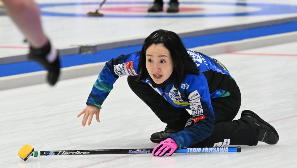 　ストーンの行く先を見つめるロコ・ソラーレの藤沢五月（撮影・持木克友）