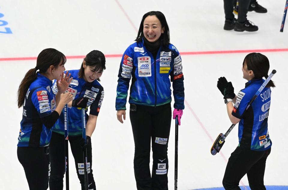 　１点を返すショットを決めた藤沢五月の所に集まるロコ・ソラーレのメンバー（左から）吉田知那美、吉田夕梨花、藤沢五月、鈴木夕湖（撮影・持木克友）