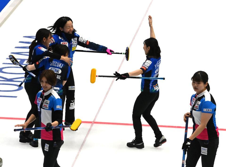 　逆転勝利に大喜びのロコ・ソラーレのメンバー（撮影・持木克友）