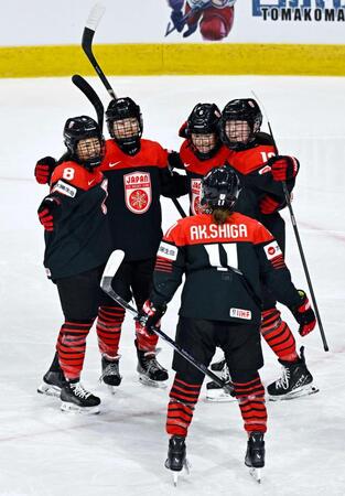 アイスホッケー日本女子 首位発進!4大会連続五輪へ仏に快勝 攻守に躍動、幸先よく7得点&1失点