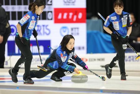 　第１エンド、ストーンを投じるロコ・ソラーレの藤沢五月（中央）＝撮影・西岡正