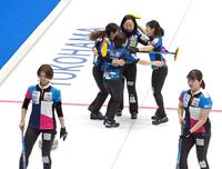 　逆転勝利に抱き合って喜ぶロコ・ソラーレのメンバー（撮影・持木克友）