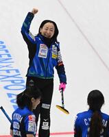 　第３エンド、１点を返すショットを放ち笑顔でガッツポーズの藤沢五月