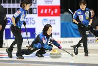 　第１エンド、ストーンを投じるロコ・ソラーレの藤沢五月（中央）＝撮影・西岡正