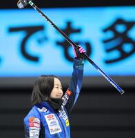 　第１エンド、３点を取り、笑顔で左手を挙げるロコ・ソラーレの藤沢五月（撮影・西岡正）