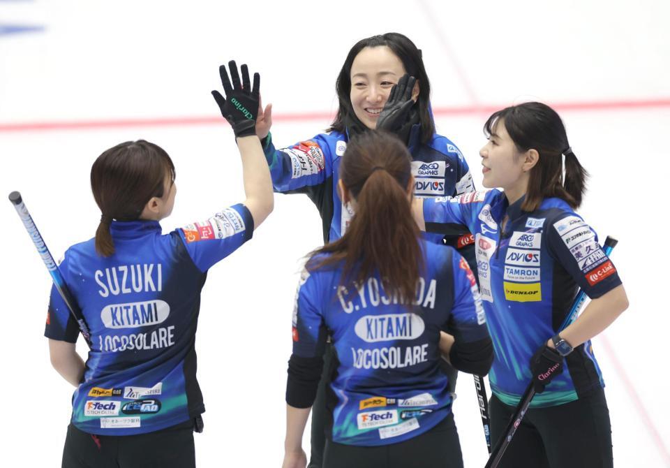 　第３エンド、４点を取り、タッチを交わす藤沢五月（中央）らロコ・ソラーレ＝撮影・西岡正
