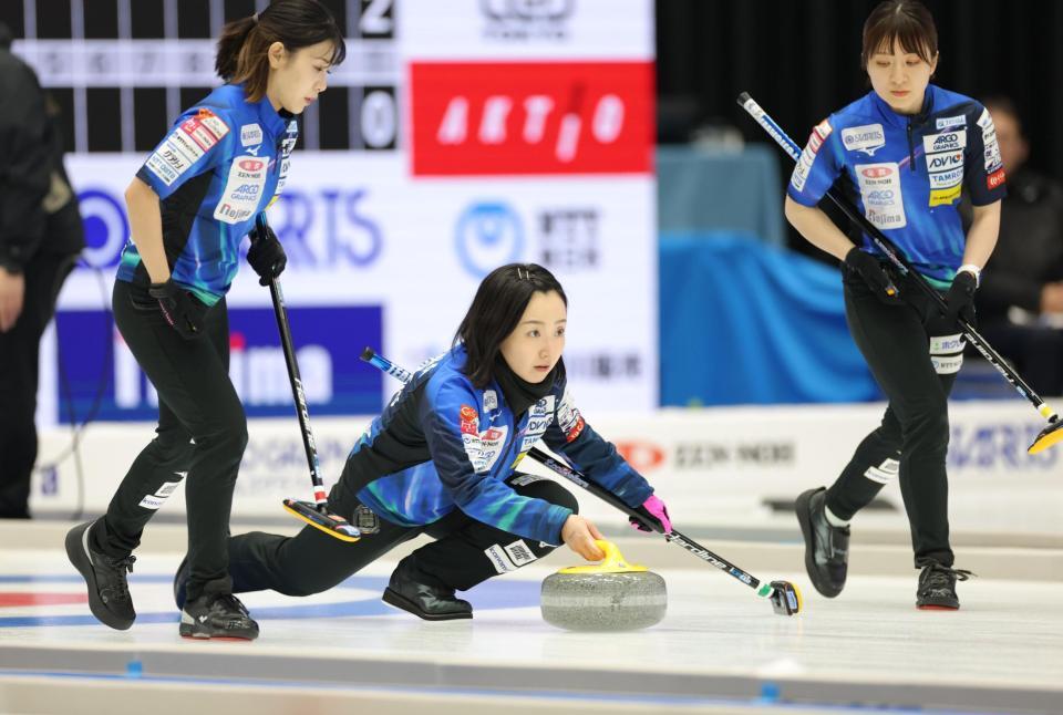 　第１エンド、ストーンを投じるロコ・ソラーレの藤沢五月（中央）＝撮影・西岡正