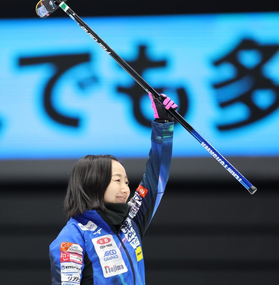 　第１エンド、３点を取り、笑顔で左手を挙げるロコ・ソラーレの藤沢五月（撮影・西岡正）