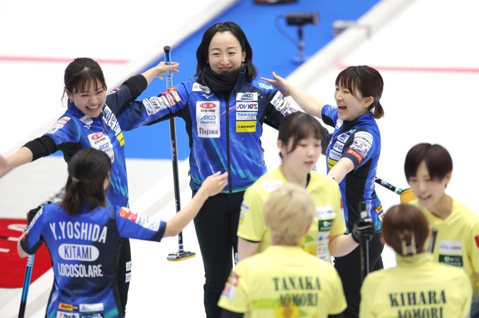　フィロシーク青森（右）に勝利し、喜び合うロコ・ソラーレ（左から）吉田夕梨花、吉田知那美、藤沢五月、鈴木夕湖（撮影・西岡正）