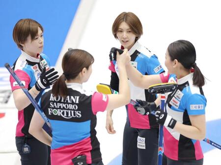 　北海道銀行を逆転し、喜ぶ吉村（右から２人目）らフォルティウスの選手たち（撮影・西岡正）