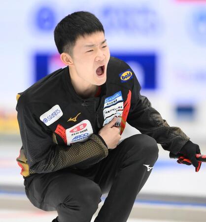 　ストーンを投じるロコ・ソラーレの前田拓海（撮影・堀内翔）