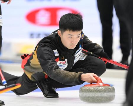 　ストーンを投じるロコ・ソラーレの前田拓海（撮影・堀内翔）