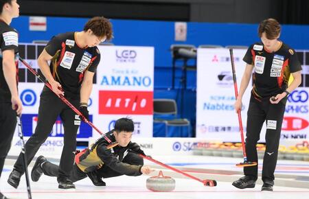 　ストーンを投じるロコ・ソラーレの前田拓海（撮影・堀内翔）
