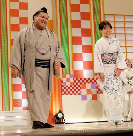 　夫婦でステージに並んだ高安と杜このみ