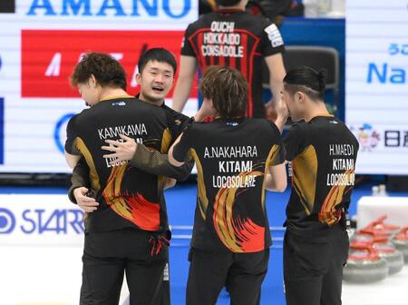 　決勝進出を決めて喜び合う前田拓海（左から２人目）らロコ・ソラーレの選手たち（撮影・堀内翔）