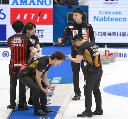 　決勝進出を決めて喜ぶロコ・ソラーレの前田拓海（後方右）、ガッツポーズをする上川憂竜（手前左）、中原太亜（左から２人目）、前田拓紀（右端）＝撮影・堀内翔