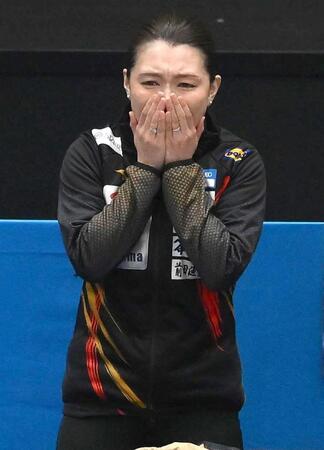 　決勝進出を決めて感極まるロコ・ソラーレの本橋麻里コーチ（撮影・堀内翔）
