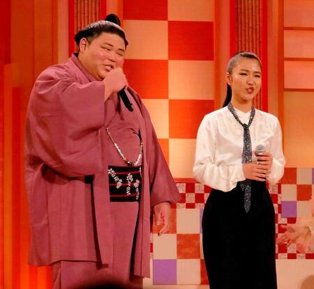 　熱唱する伯桜鵬と田中あいみ